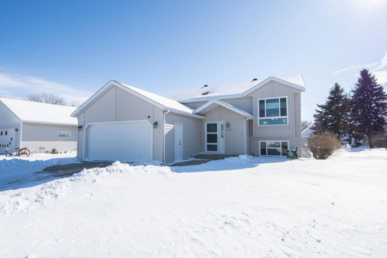 2606 33rd Avenue S, Fargo, ND 58104 Main Photo