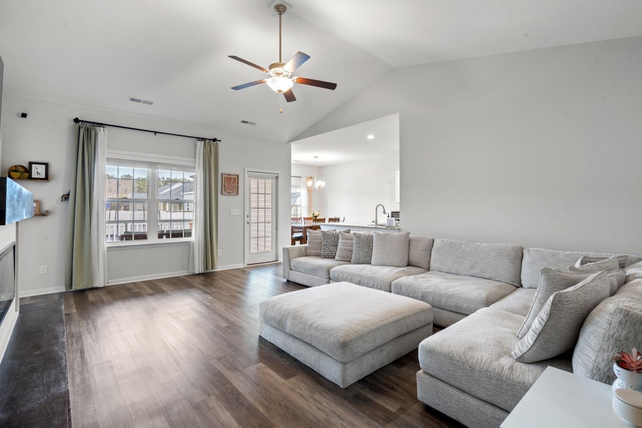 380 Rose Ave.  Photo 15