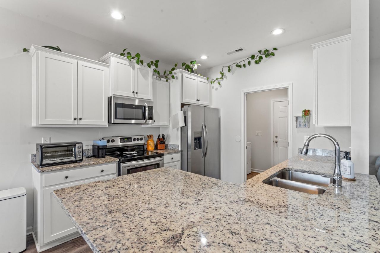 380 Rose Ave.  Photo 22