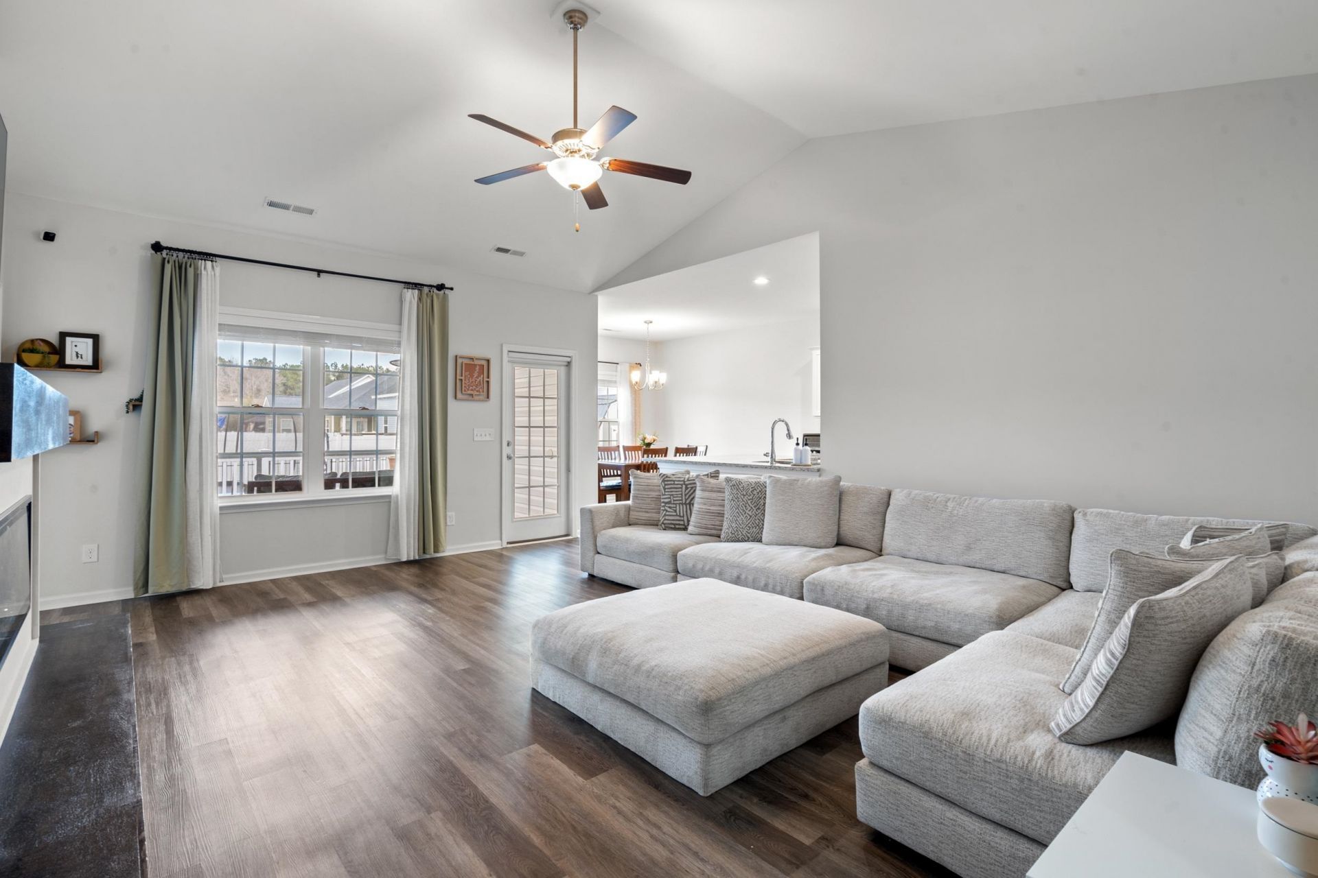380 Rose Ave. Photo 3