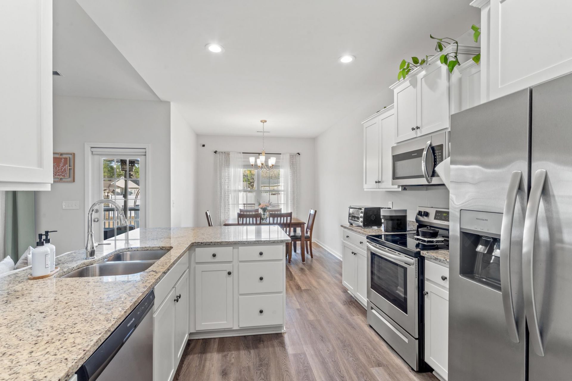 380 Rose Ave. Photo 6