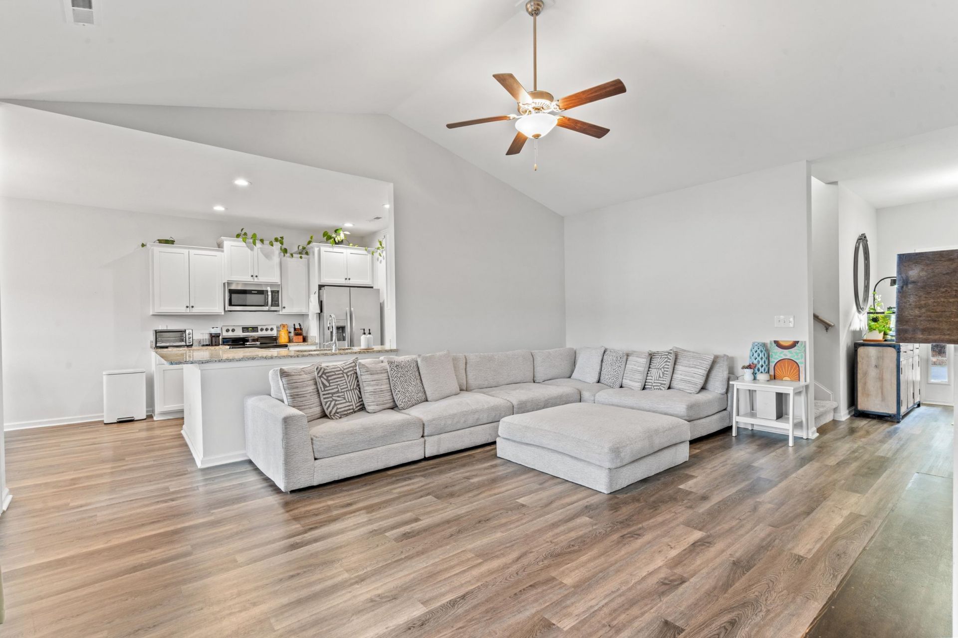 380 Rose Ave. Photo 7