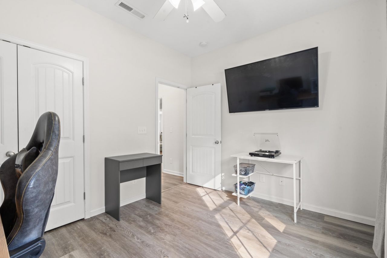 380 Rose Ave.  Photo 8