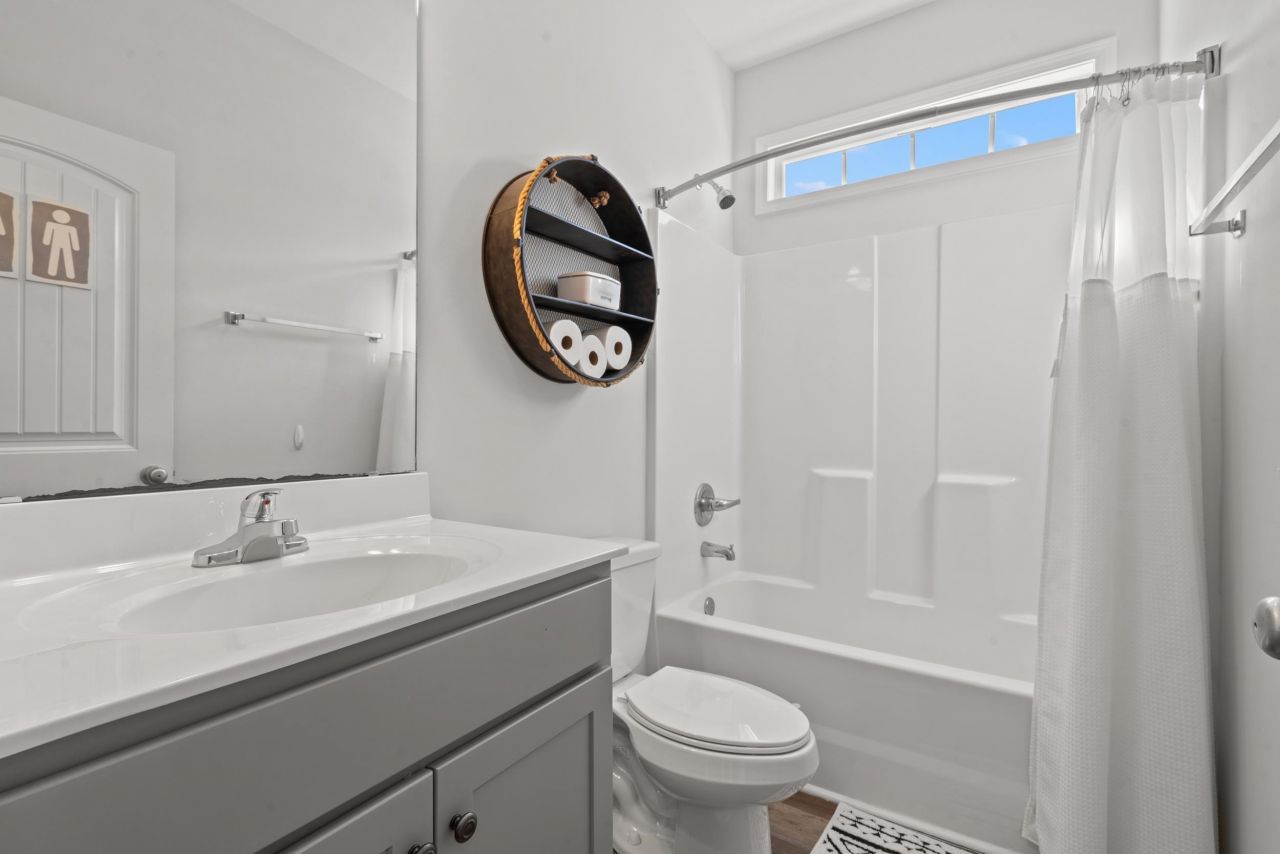 380 Rose Ave.  Photo 9