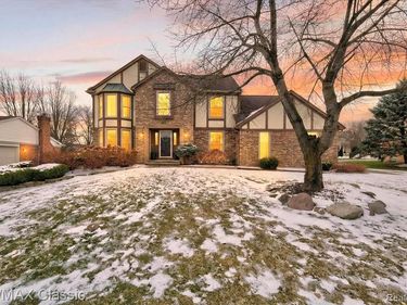 9377 Pineview Drive, Plymouth Twp, MI 48170
