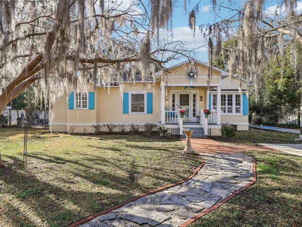 832 E 9TH AVENUE, MOUNT DORA, FL 32757