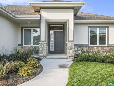 16061 CW Hadan Drive, Bennington, NE 68007