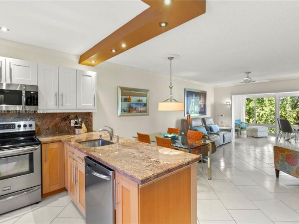 5121 W Oakland Park Blvd, Unit 304, Lauderdale Lakes, FL 33313