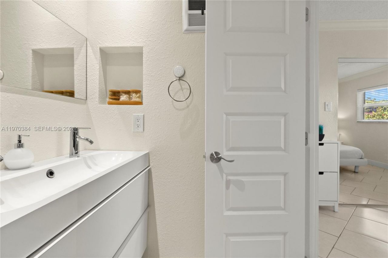 5121 W Oakland Park Blvd, Unit 304, Lauderdale Lakes, FL 33313 Photo