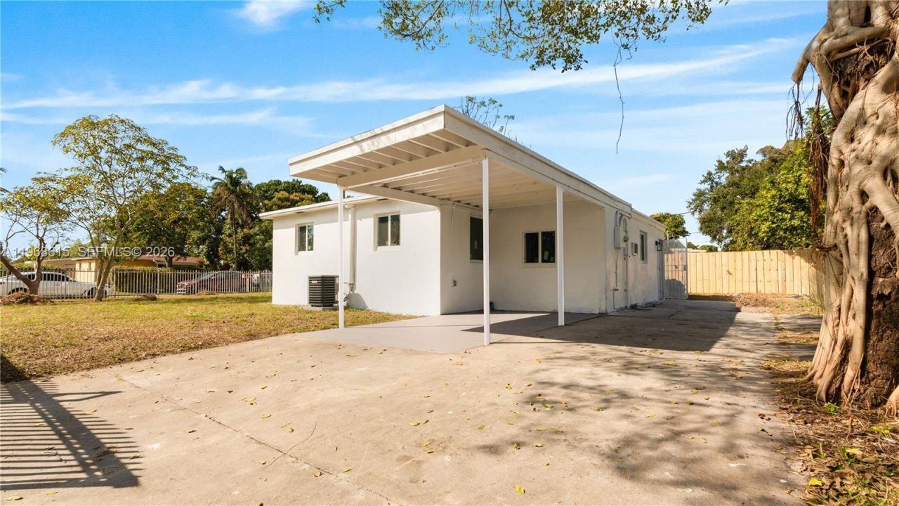 1735 NW 126th St, Miami, FL 33167 Photo