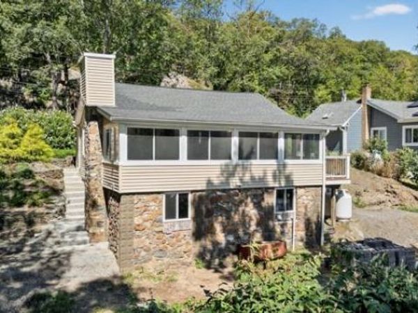 6 Deer Trail N, Greenwood Lake, NY 10925