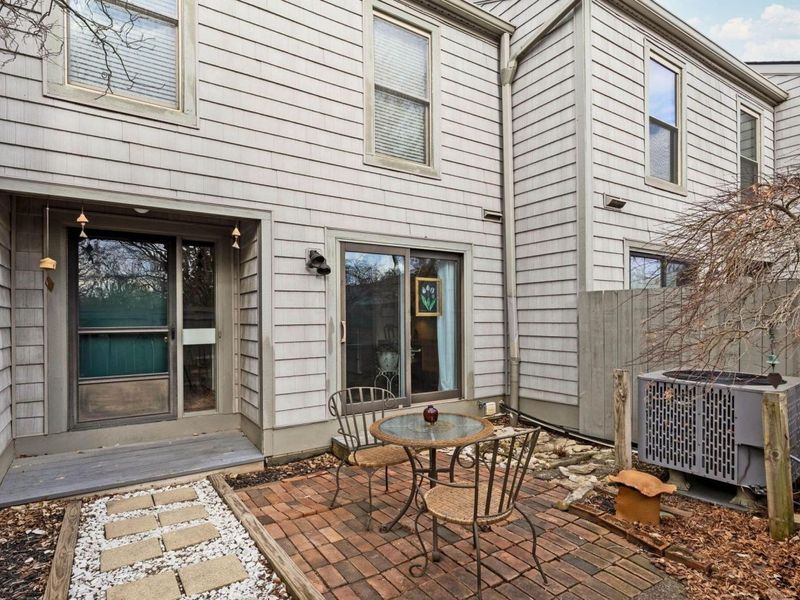 3172 Walden Ravines, Columbus, OH 43221 Photo 2