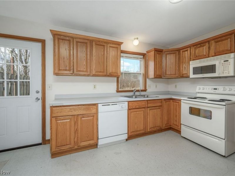 8464 & 8446 Tallmadge Road, Ravenna, OH 44412 Photo 9