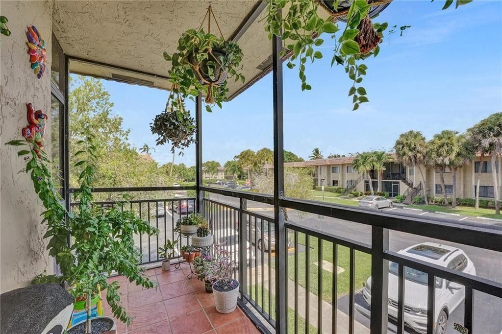 334 Lakeview Drive, Unit 204, Weston, FL 33326 Photo