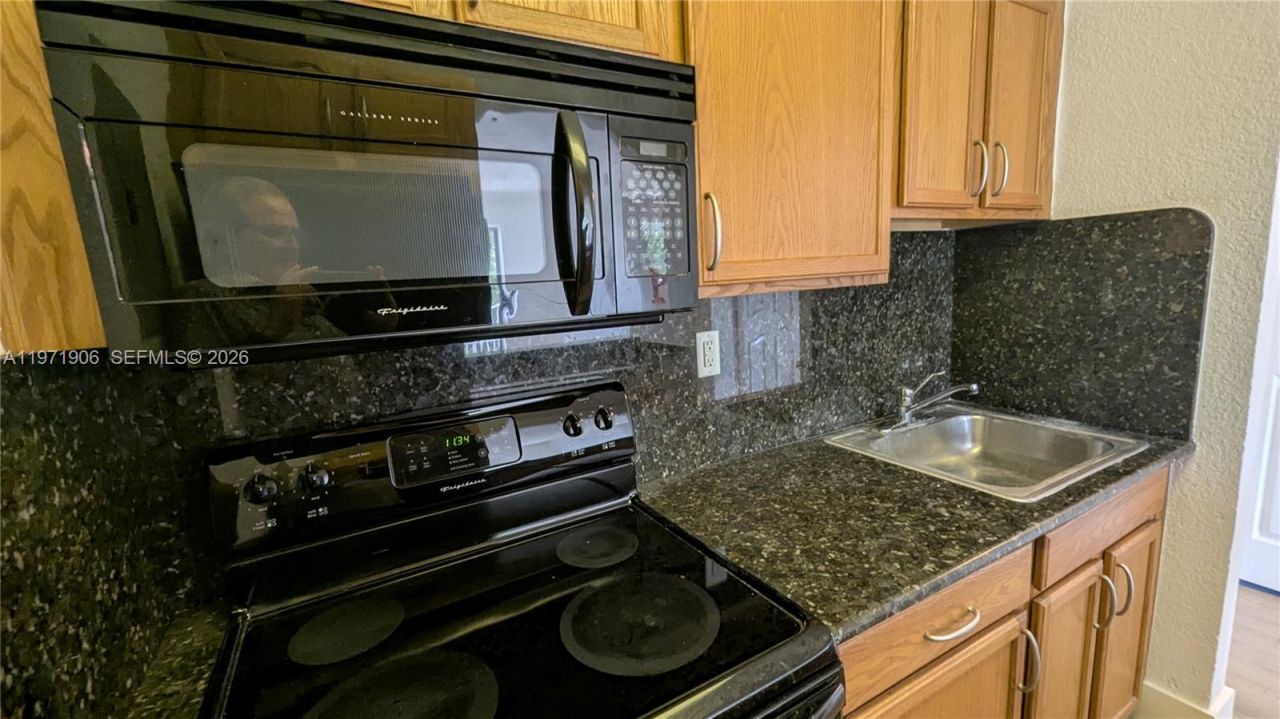 445 SW 11th St, Unit 408, Miami, FL 33130 Photo