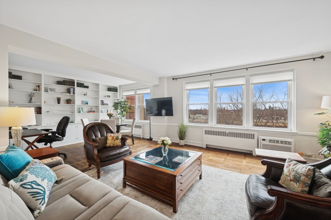 1585 Ridge Avenue, Unit 611, Evanston, IL 60201 Main Photo