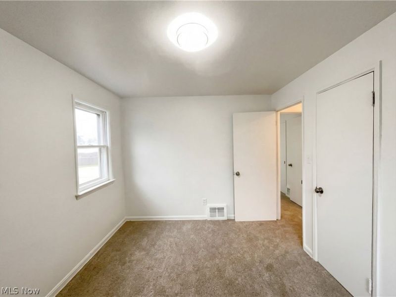 16296 Parklawn Avenue, Cleveland, OH 44130 Photo 13