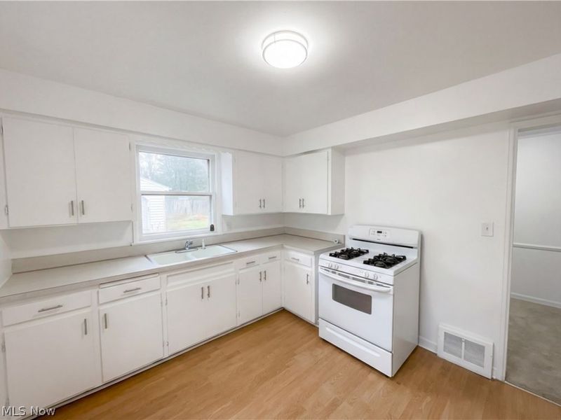 16296 Parklawn Avenue, Cleveland, OH 44130 Photo 2