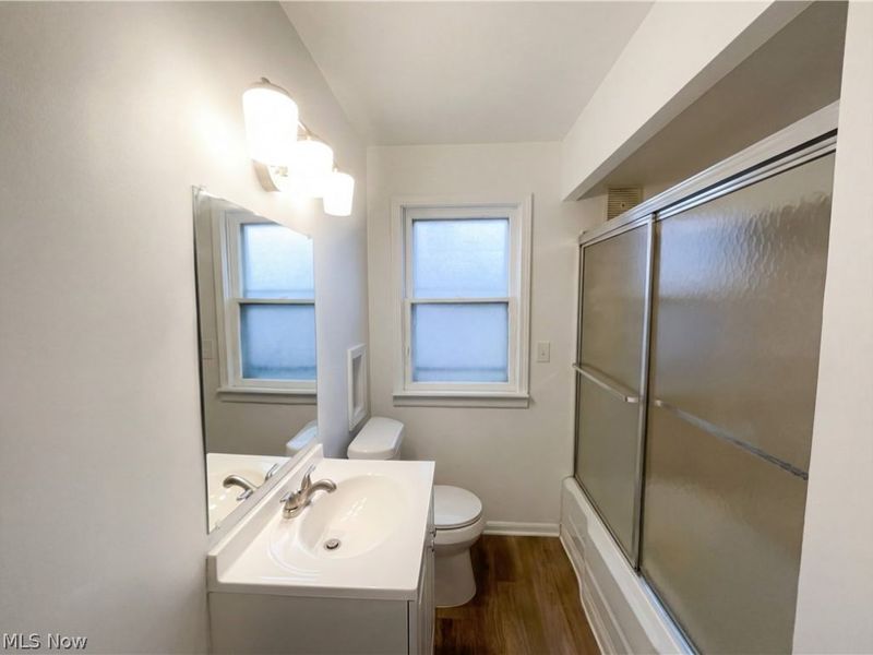 16296 Parklawn Avenue, Cleveland, OH 44130 Photo 6