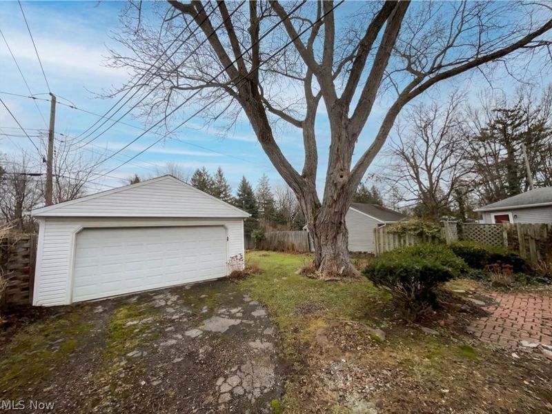 16296 Parklawn Avenue, Cleveland, OH 44130 Photo 7