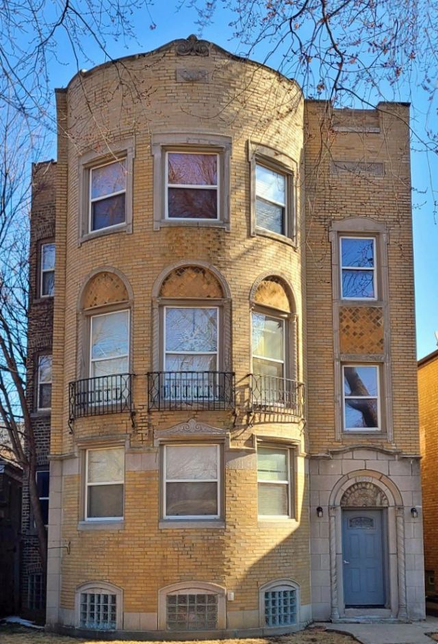 6551 N Sacramento Avenue, Chicago, IL 60645