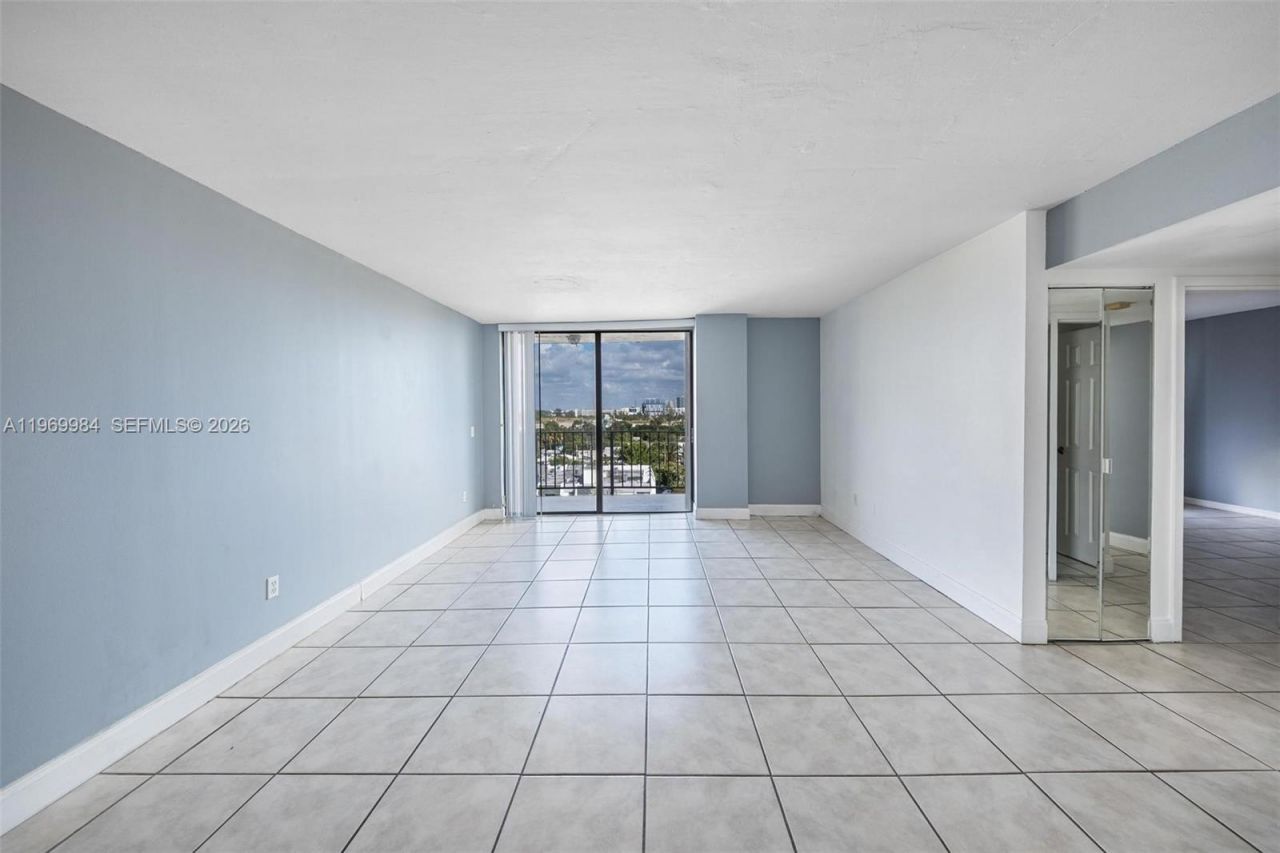 2350 NE 135th St , Unit 811, North Miami, FL 33181 Photo