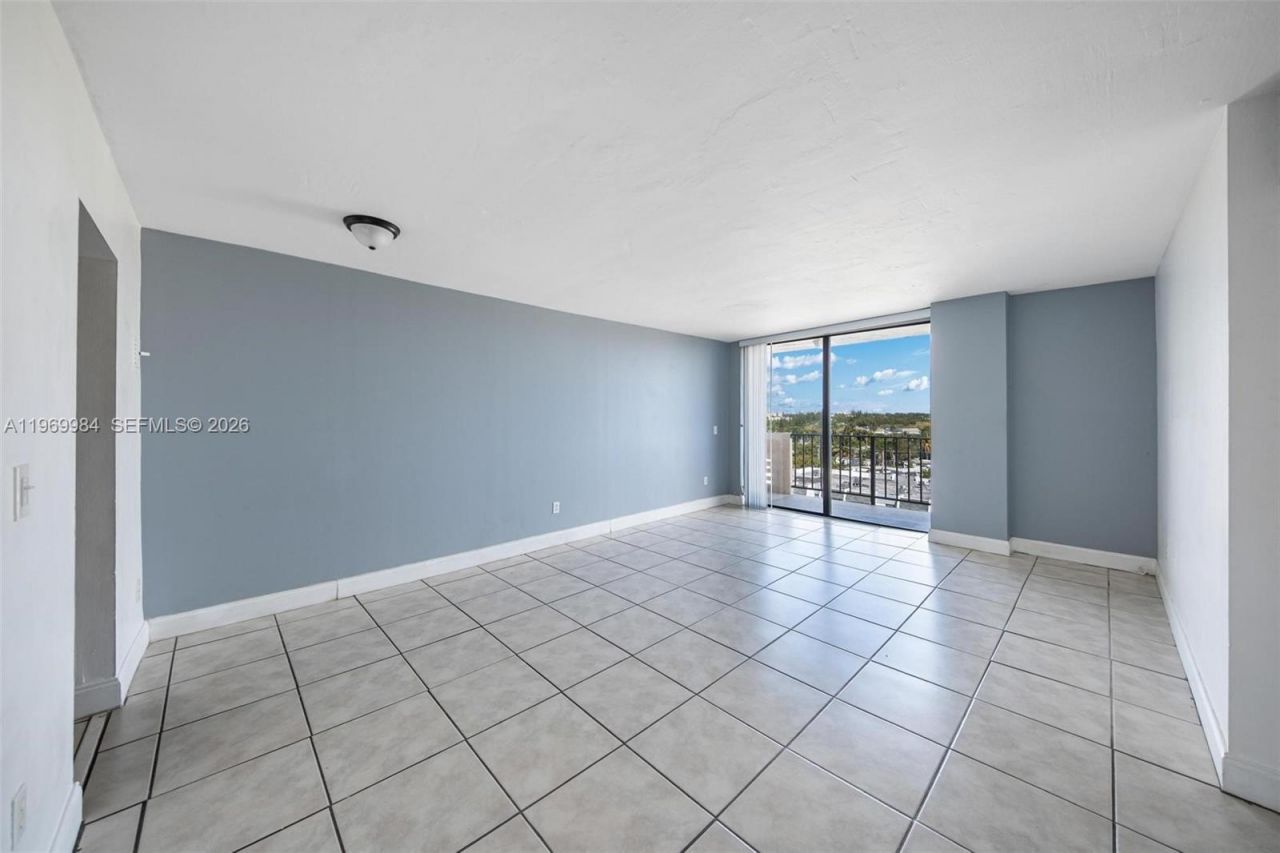 2350 NE 135th St , Unit 811, North Miami, FL 33181 Photo