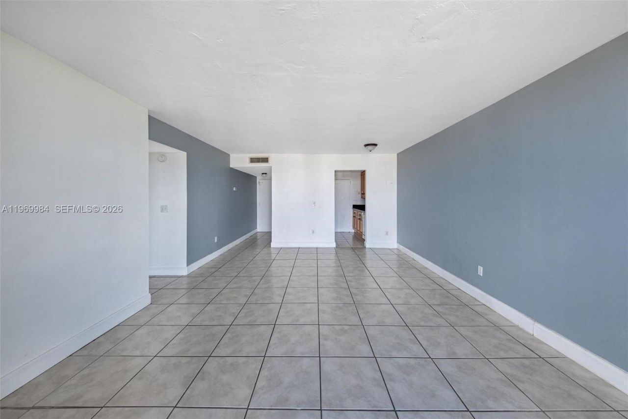 2350 NE 135th St , Unit 811, North Miami, FL 33181 Photo