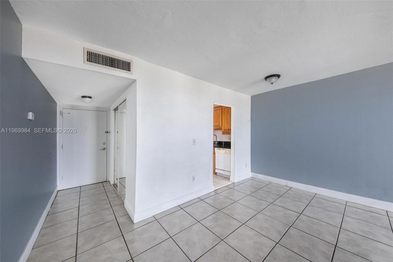 2350 NE 135th St , Unit 811, North Miami, FL 33181 Photo