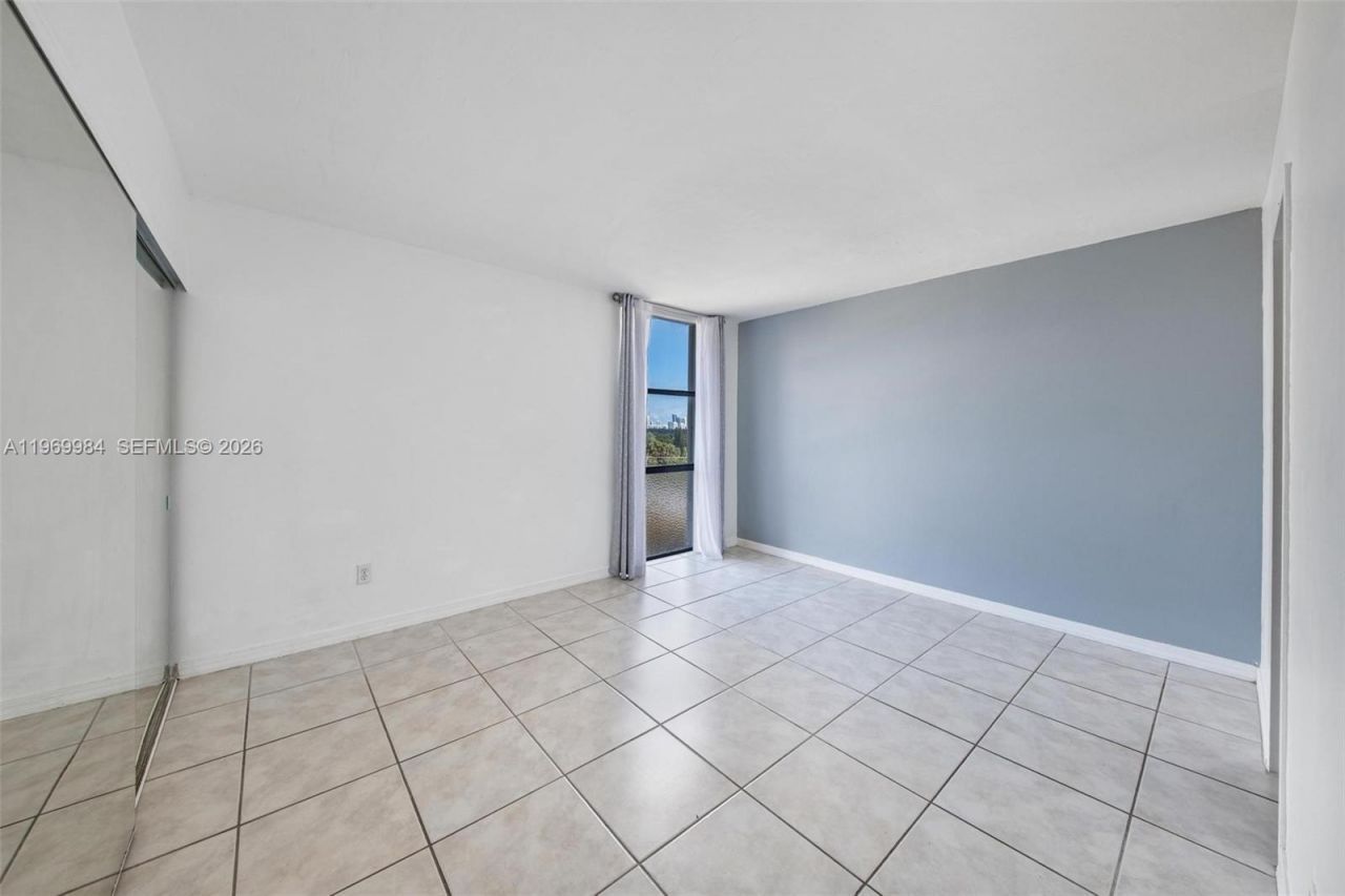 2350 NE 135th St , Unit 811, North Miami, FL 33181 Photo