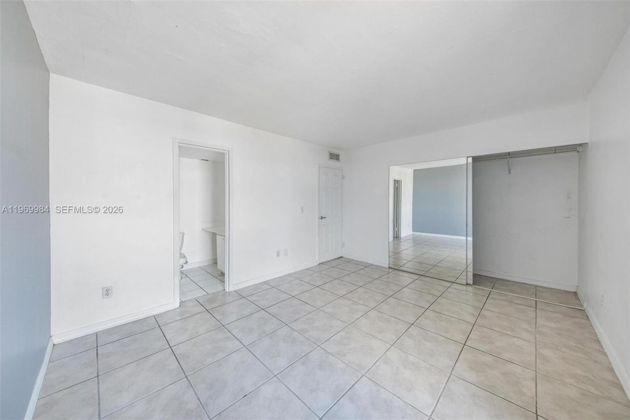 2350 NE 135th St , Unit 811, North Miami, FL 33181 Photo