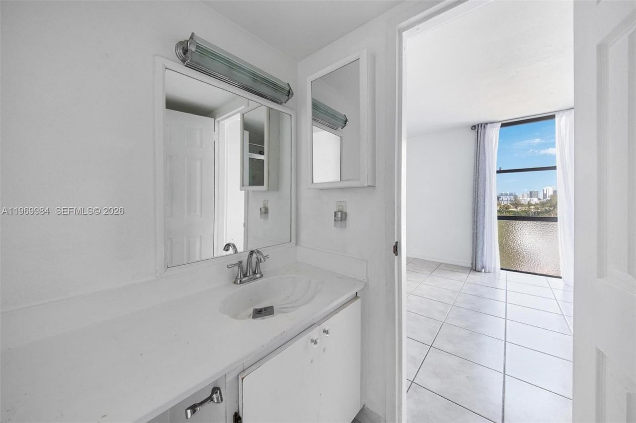 2350 NE 135th St , Unit 811, North Miami, FL 33181 Photo