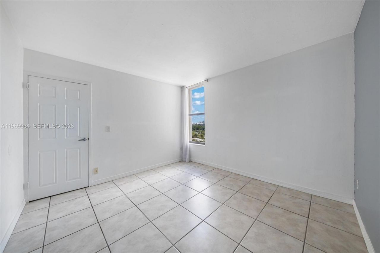 2350 NE 135th St , Unit 811, North Miami, FL 33181 Photo