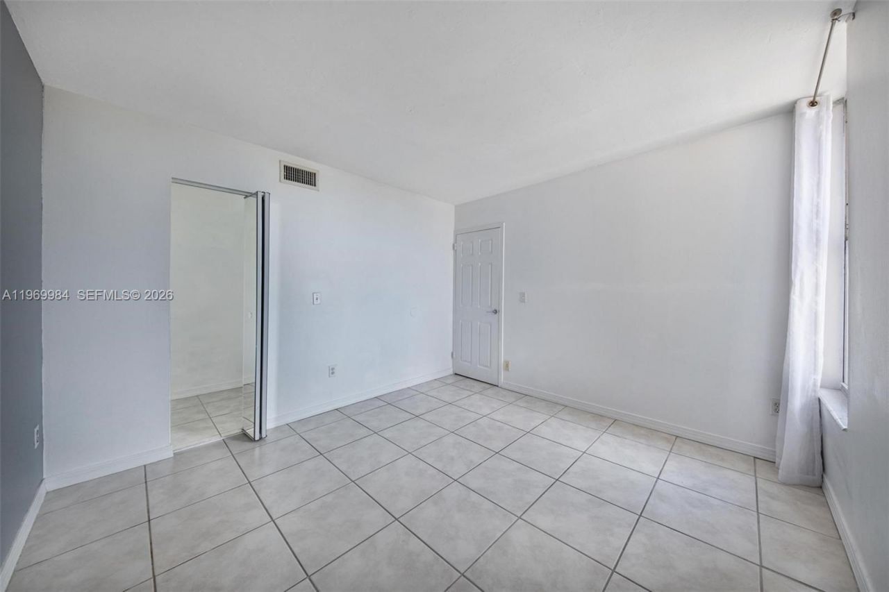 2350 NE 135th St , Unit 811, North Miami, FL 33181 Photo