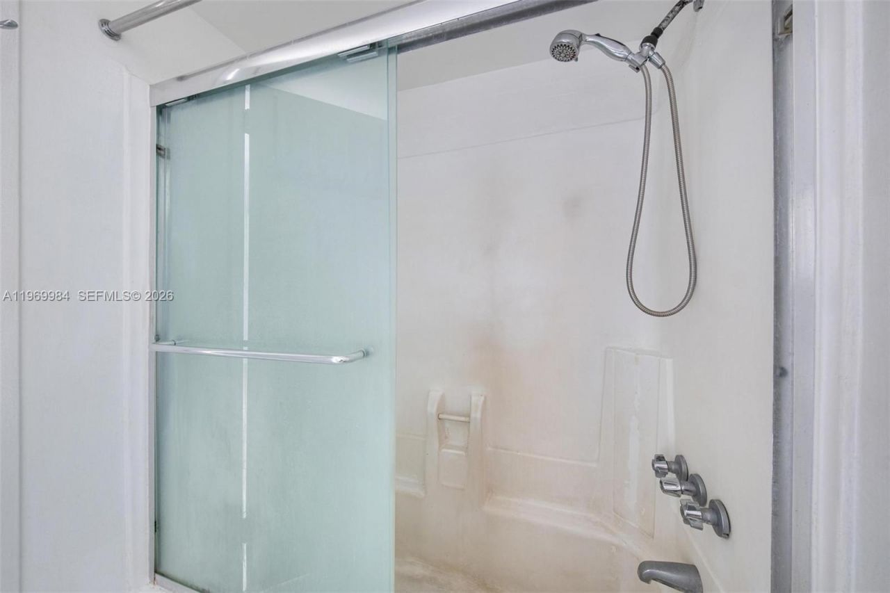 2350 NE 135th St , Unit 811, North Miami, FL 33181 Photo