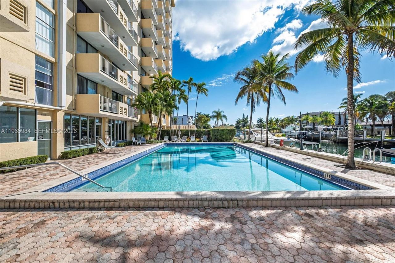 2350 NE 135th St , Unit 811, North Miami, FL 33181 Photo