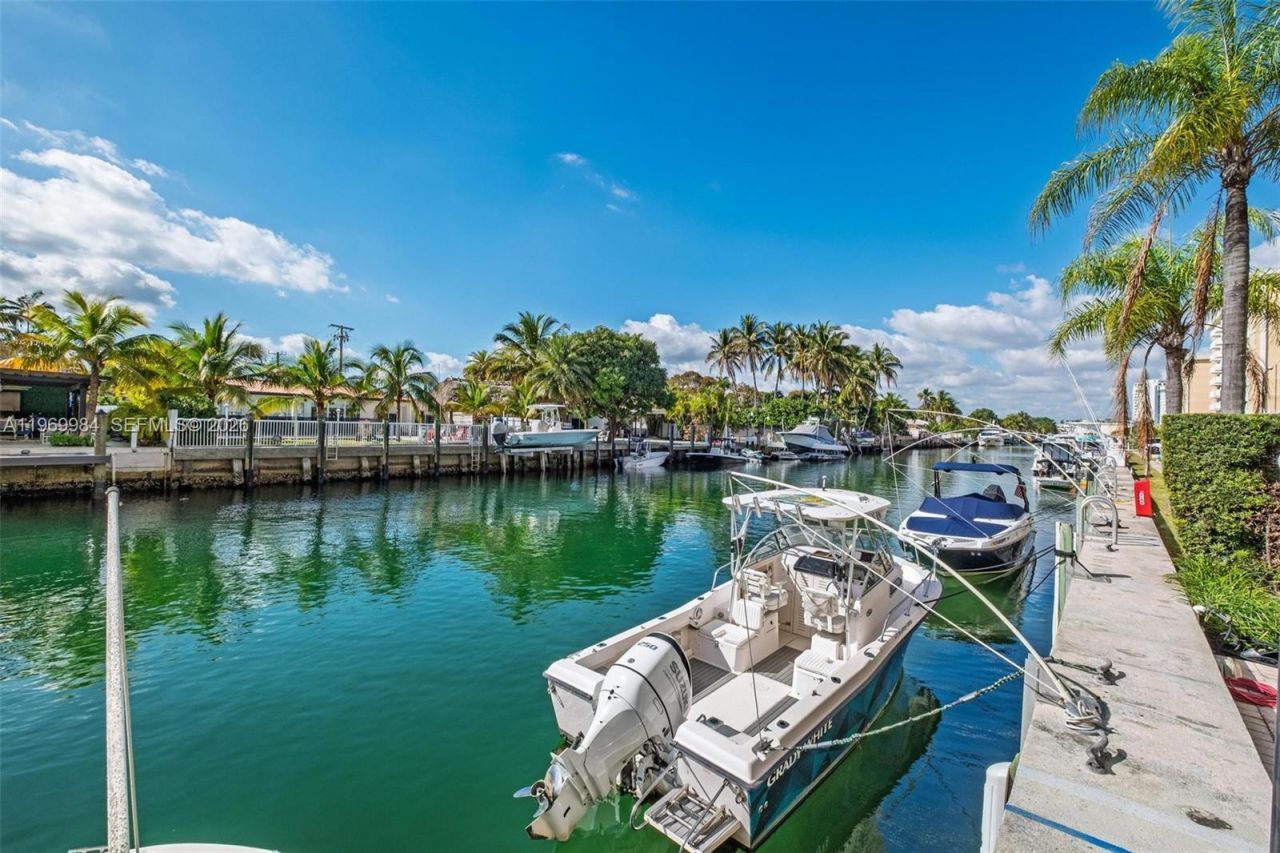 2350 NE 135th St , Unit 811, North Miami, FL 33181 Photo