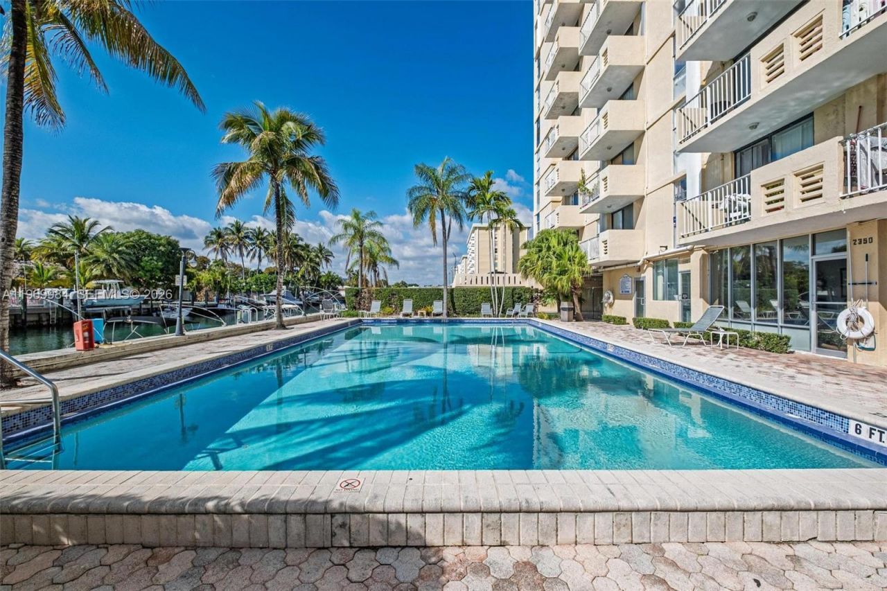 2350 NE 135th St , Unit 811, North Miami, FL 33181 Photo