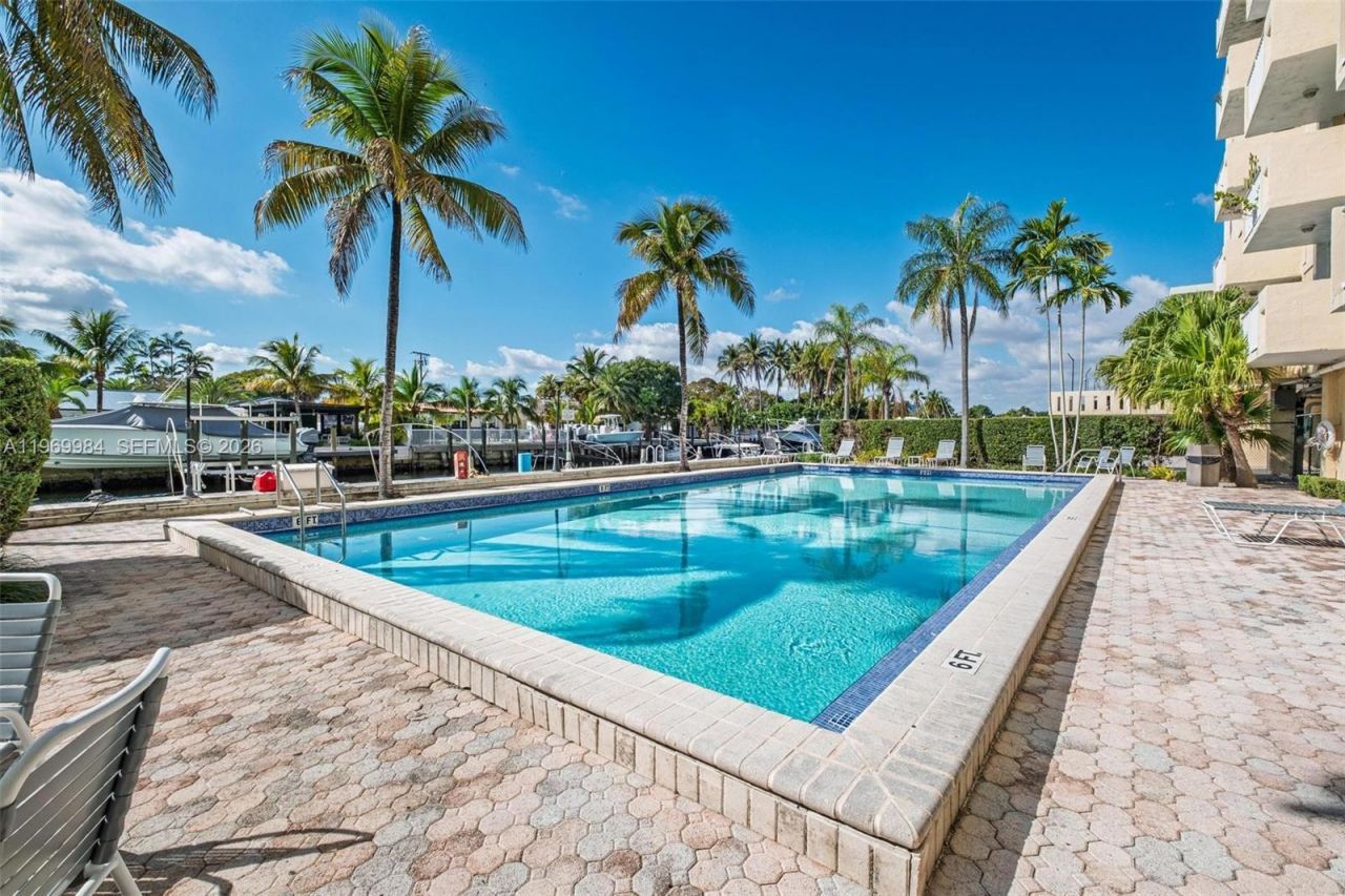 2350 NE 135th St , Unit 811, North Miami, FL 33181 Photo