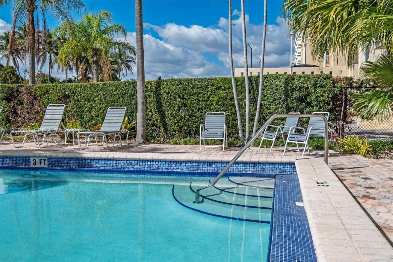 2350 NE 135th St , Unit 811, North Miami, FL 33181 Photo