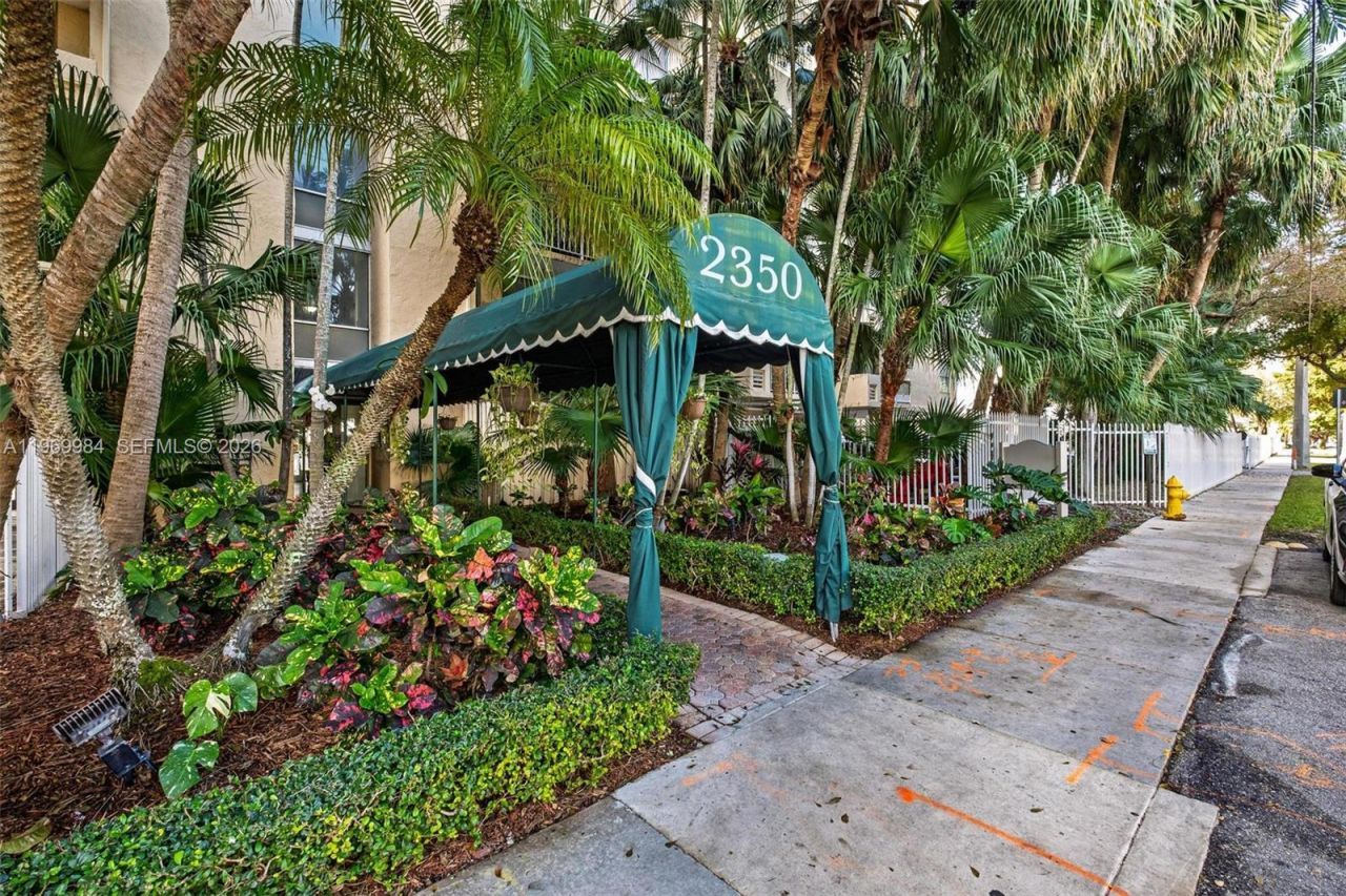 2350 NE 135th St , Unit 811, North Miami, FL 33181 Photo