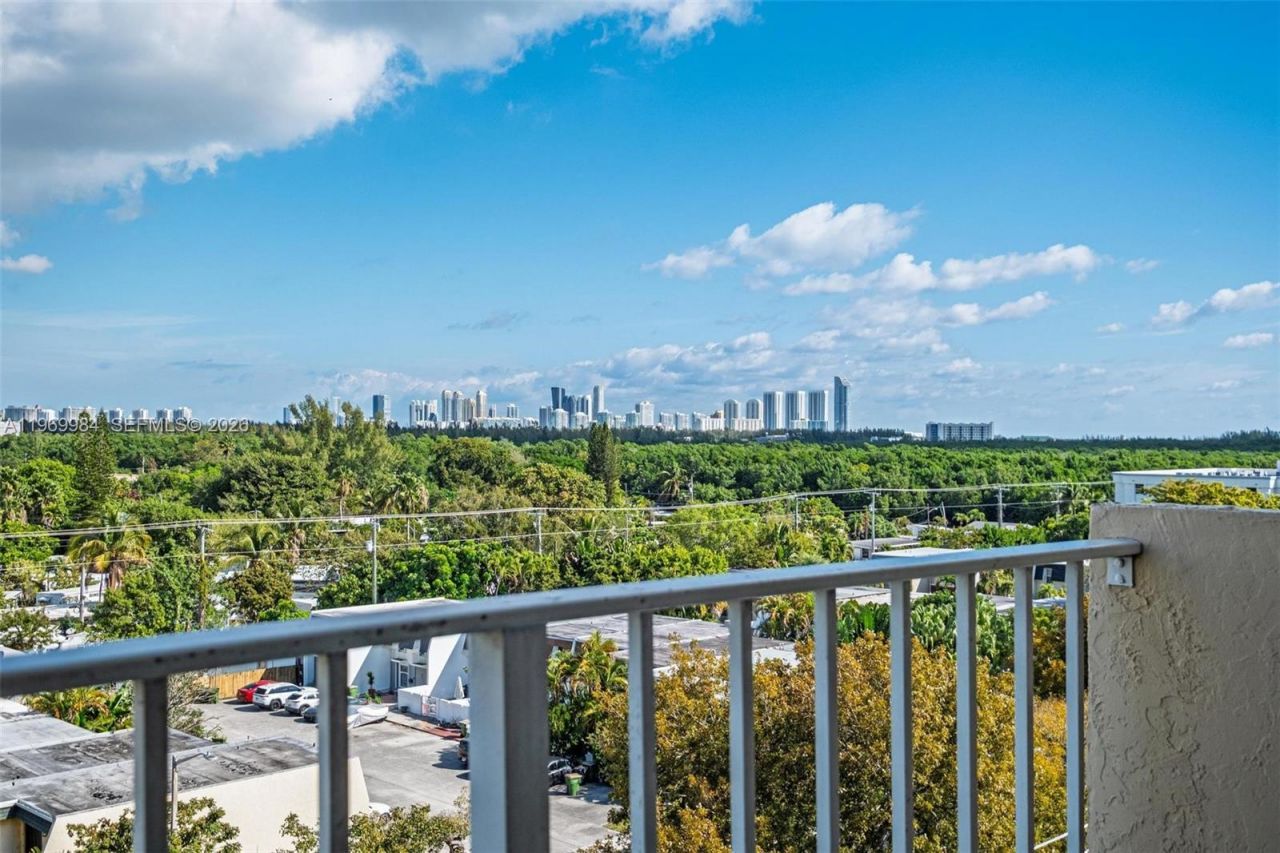 2350 NE 135th St , Unit 811, North Miami, FL 33181 Photo