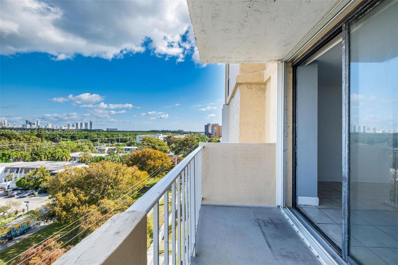 2350 NE 135th St , Unit 811, North Miami, FL 33181 Photo