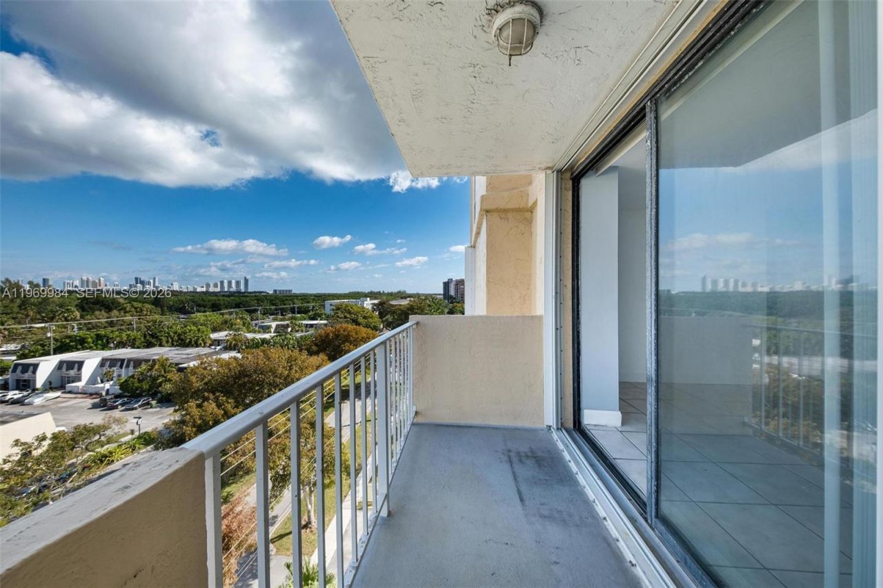 2350 NE 135th St , Unit 811, North Miami, FL 33181 Photo