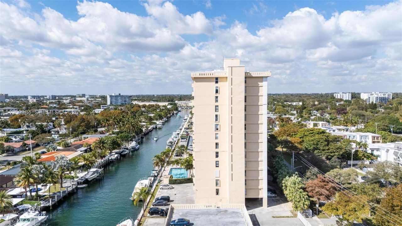 2350 NE 135th St , Unit 811, North Miami, FL 33181 Photo