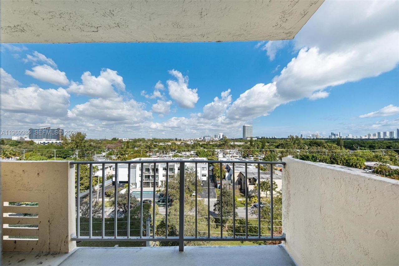 2350 NE 135th St , Unit 811, North Miami, FL 33181 Photo