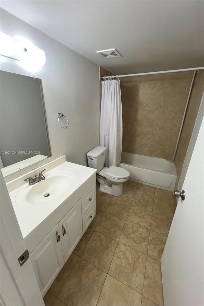 9686 Fontainebleau Blvd , Unit 402, Miami, FL 33172 Photo