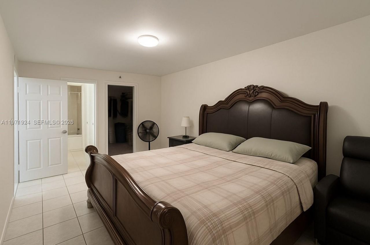 9686 Fontainebleau Blvd , Unit 402, Miami, FL 33172 Photo