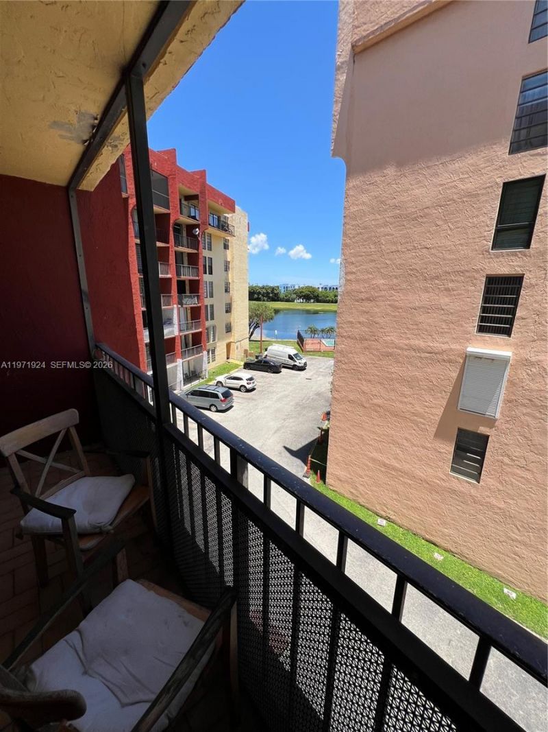 9686 Fontainebleau Blvd , Unit 402, Miami, FL 33172 Photo