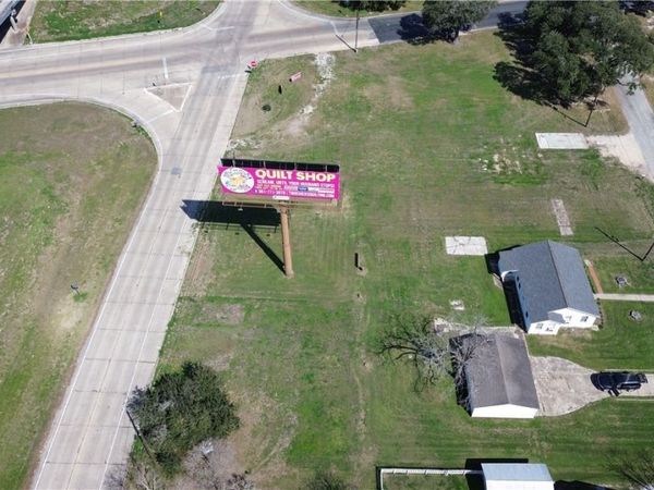 907 N. East St , Edna, TX 77957